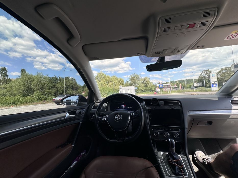 Оренда E-golf подобово або під таксі