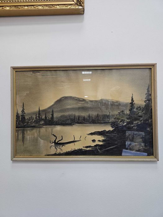 Grafika – pejzaż górski z jeziorem w ramie