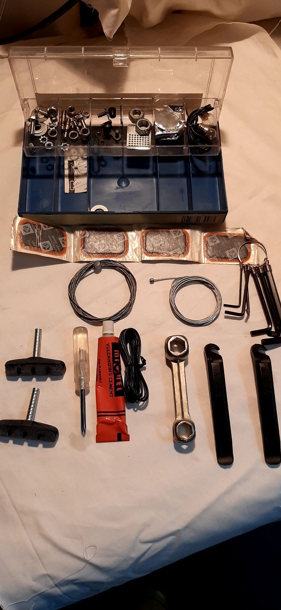 Kit de reparação portátil  completo para bicicletas com 65 peças