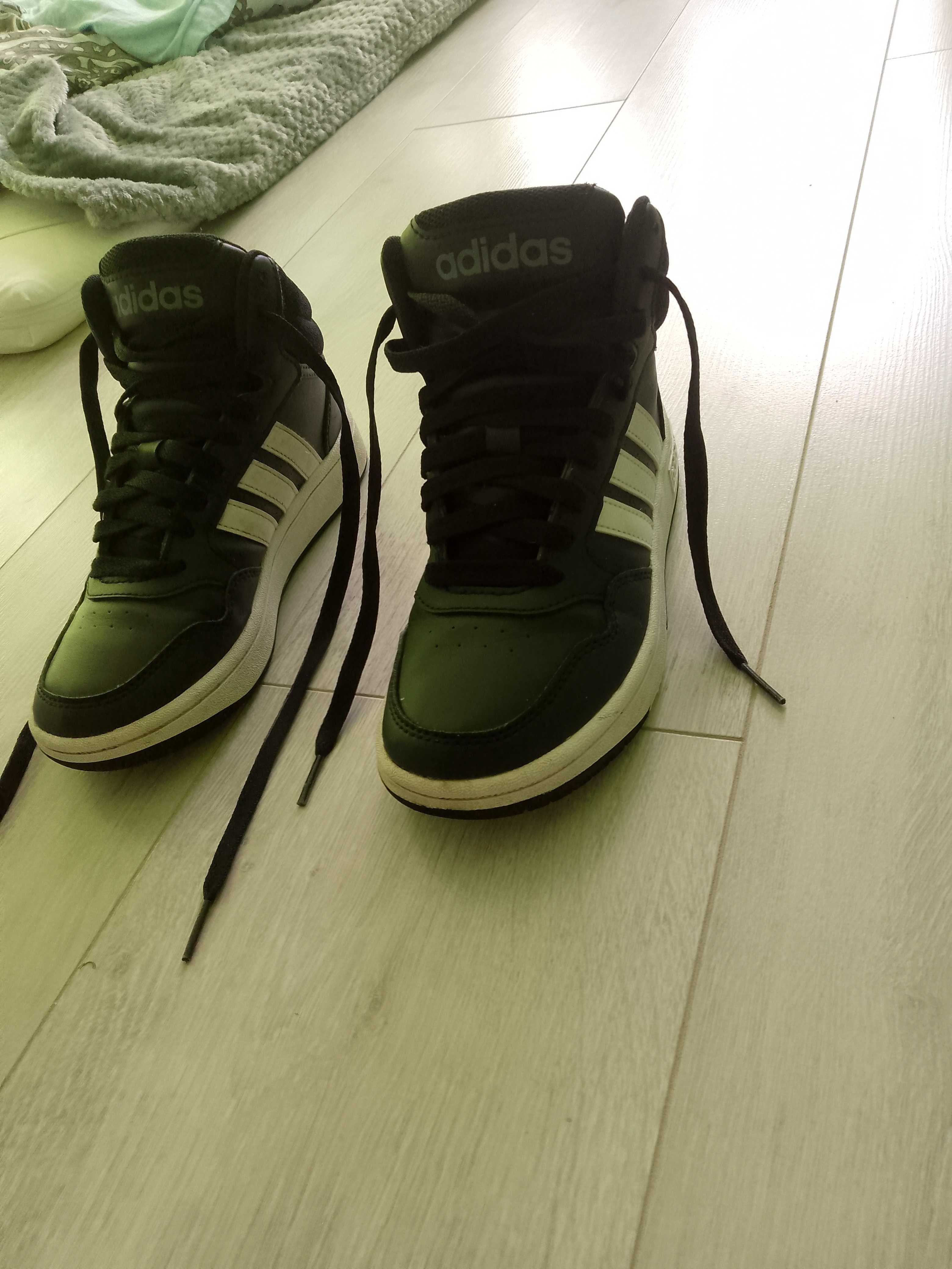 Buty adidas rozmiar 33.Stan idealny.Cena 70 zl