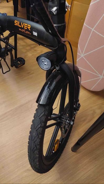 Bicicleta eléctrica com pouco uso.