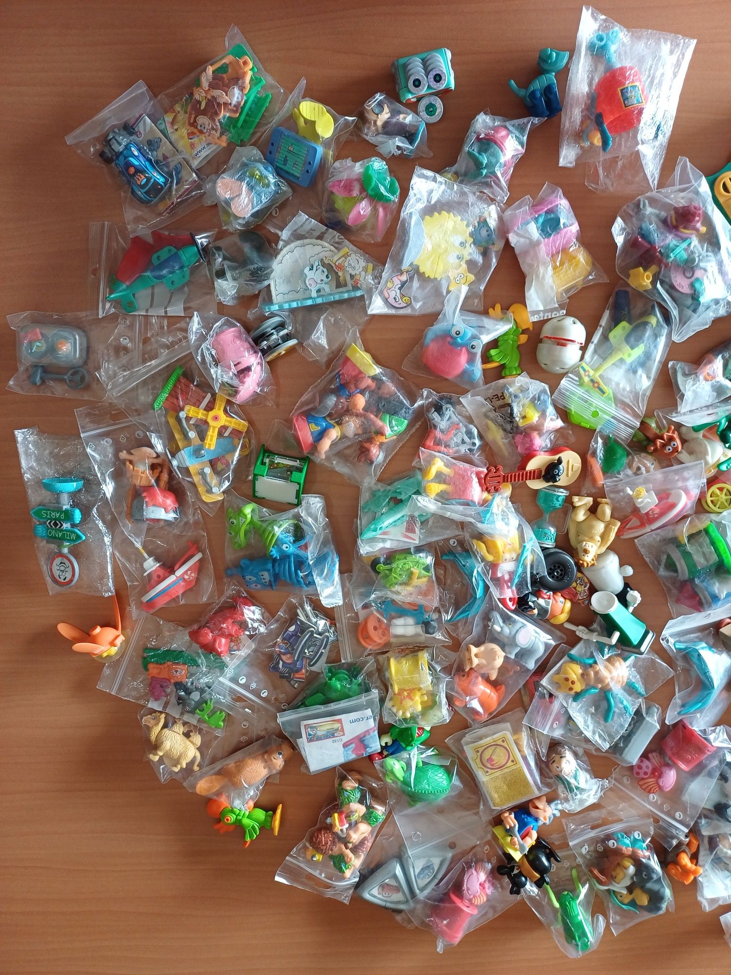 Grande lote brindes Kinder Surpresa