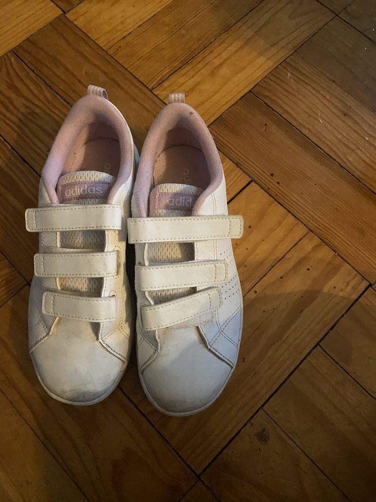 Sapatinhas brancas com rosa claro da adidas.