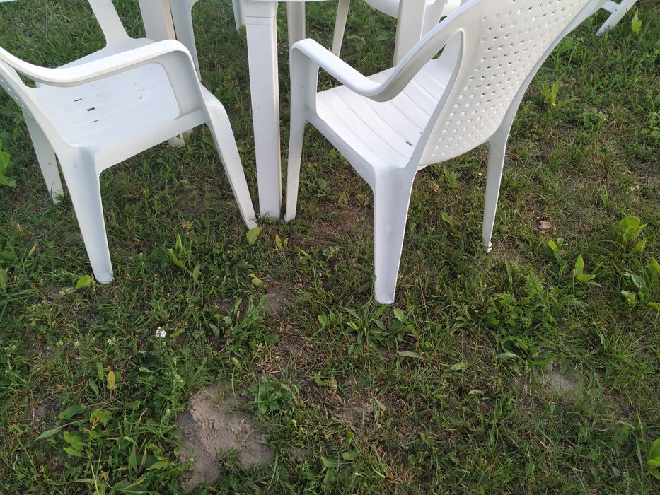 Okrągły plastikowy stół ogrodowy i krzesła zestaw