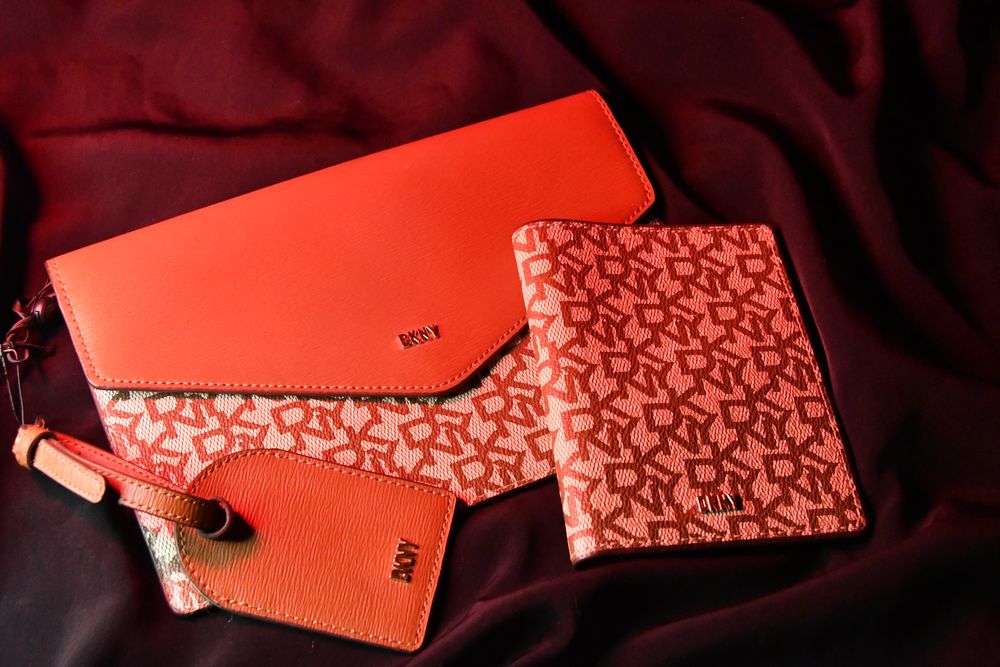 Клатч від DNKY новий