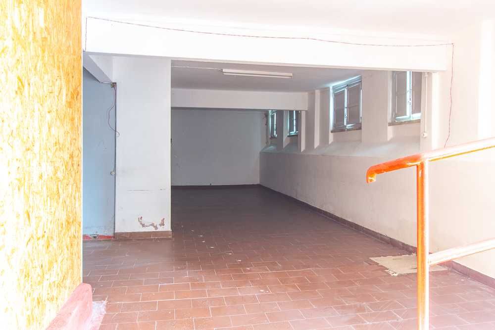Excelente Armazém, bem situado, junto Estação da Damaia, disponível.