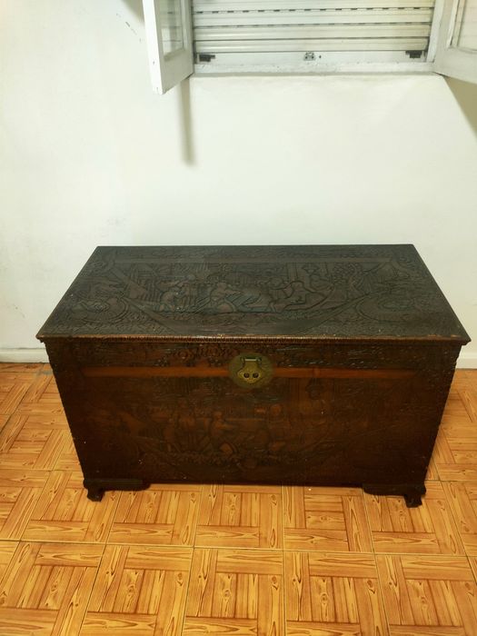 Baú antigo em madeira