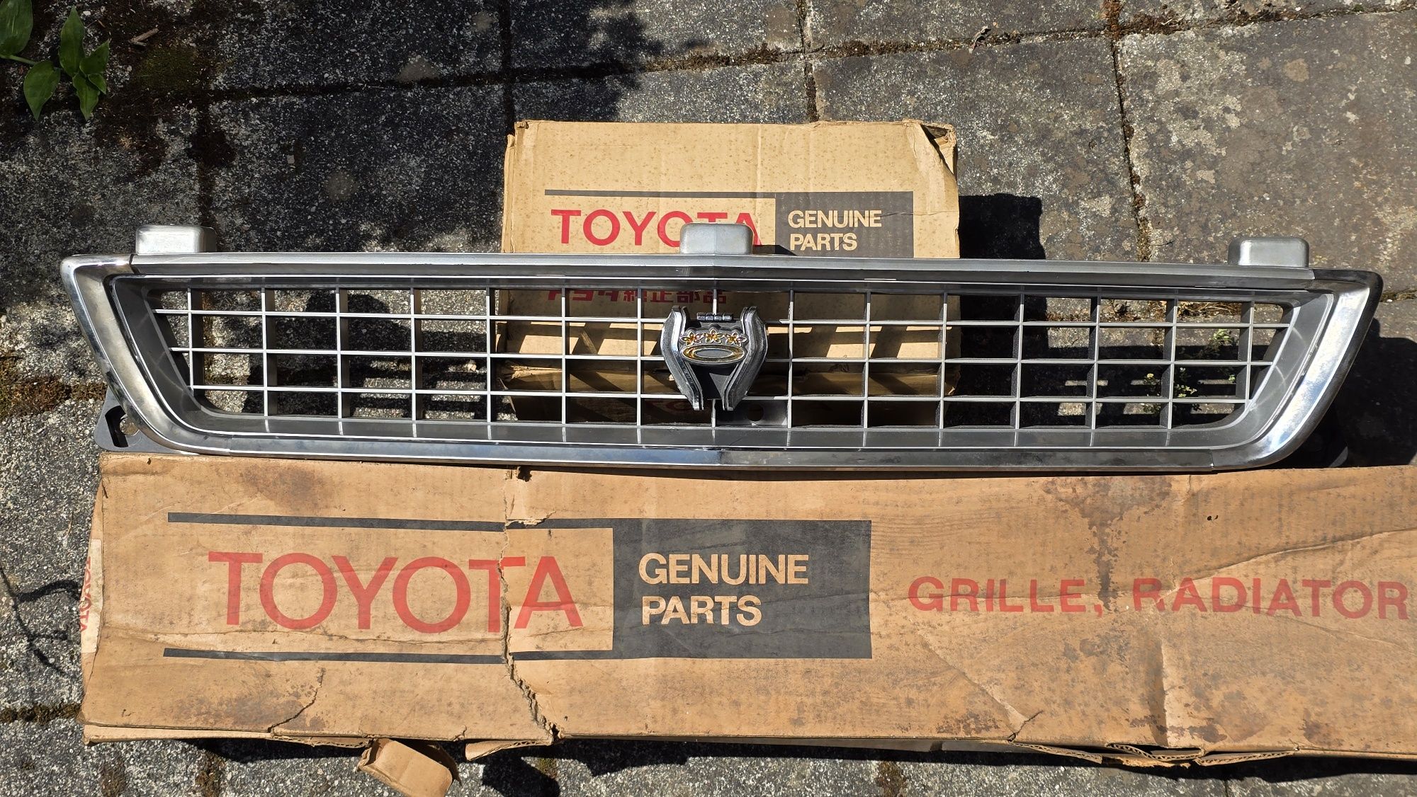 Grelha Toyota Corolla KE25 SR nova + Emblema