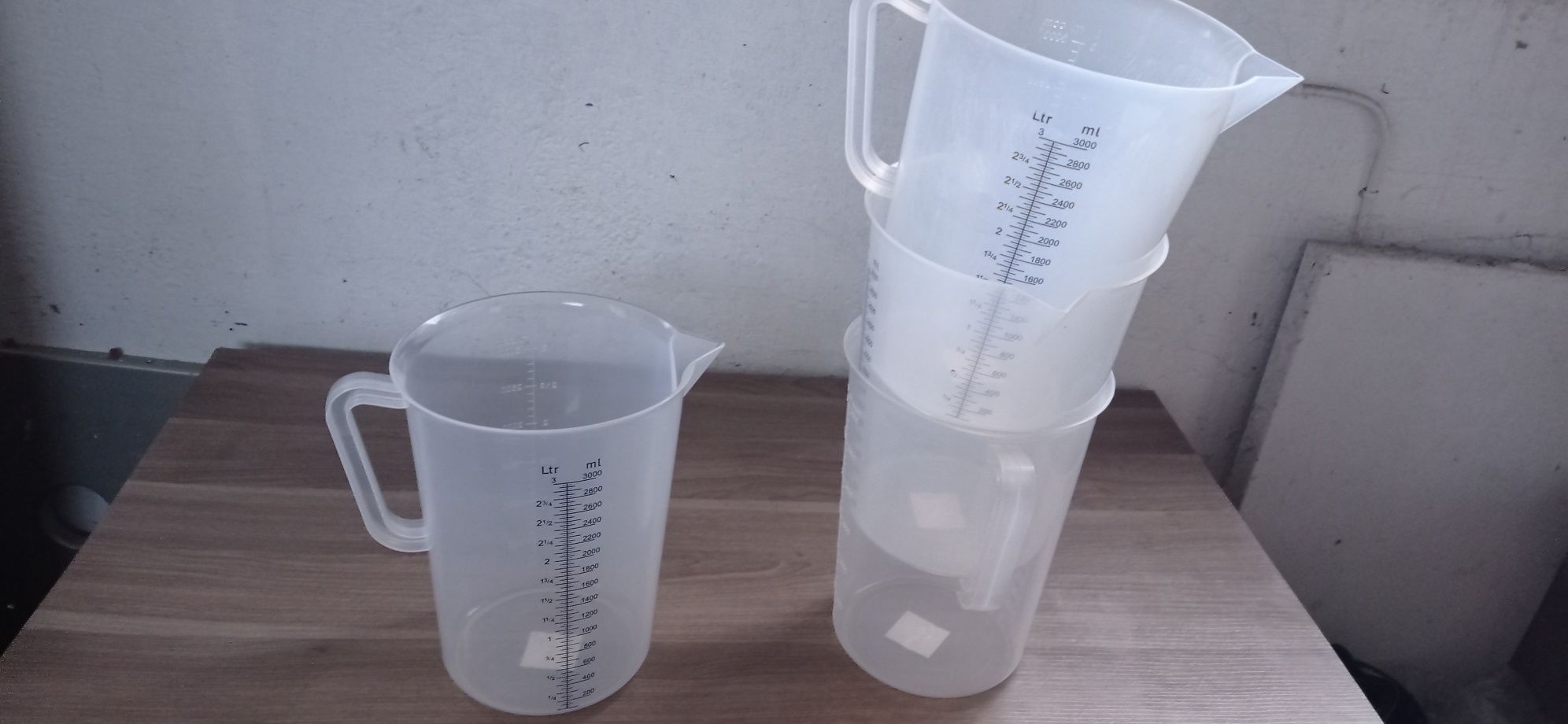 Dzbaneki z miarką 3l x4