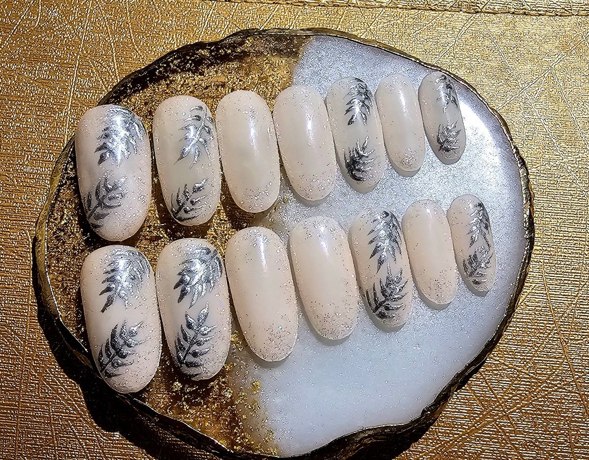 Tipsy / press on nails