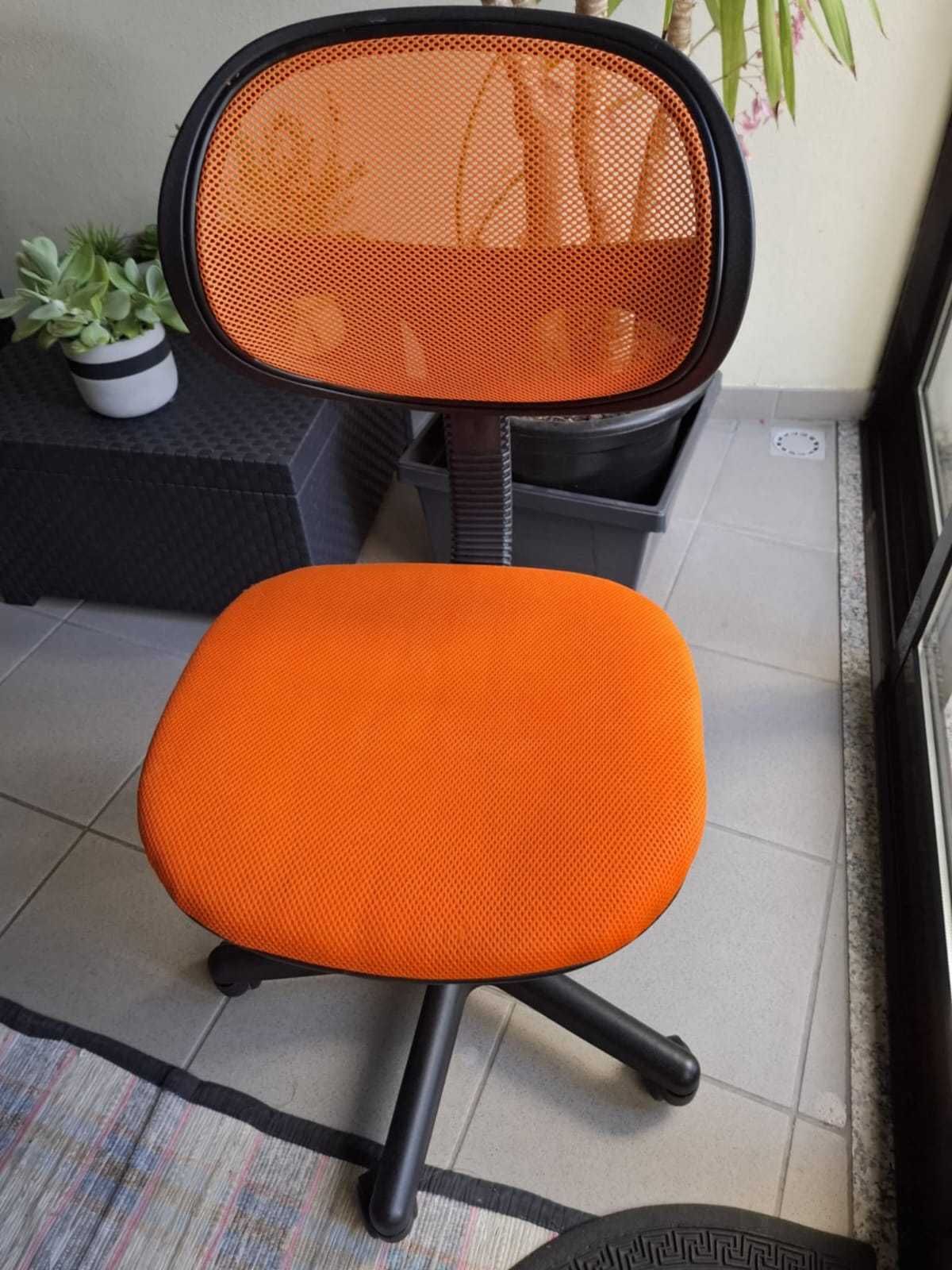 Secretaria com cadeira (de criança)
