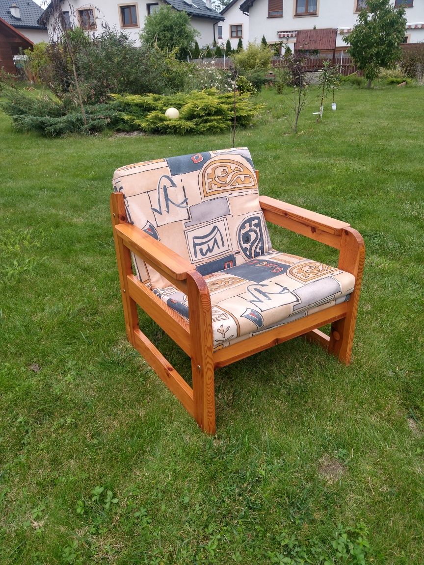 Fotel sosnowy tapicerowany