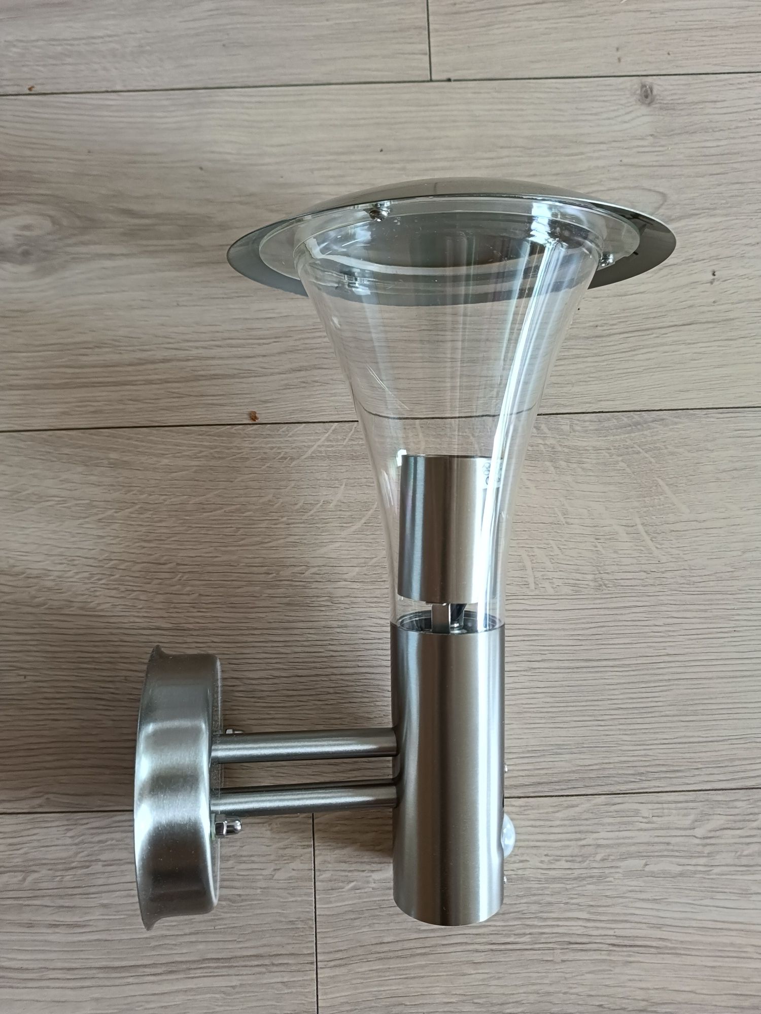 Lampa z czujnikiem ruchu