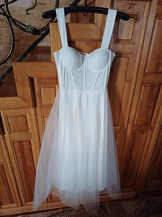 Випускна біла сукня