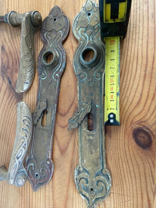 Stare mosiężne klamki z szyldami