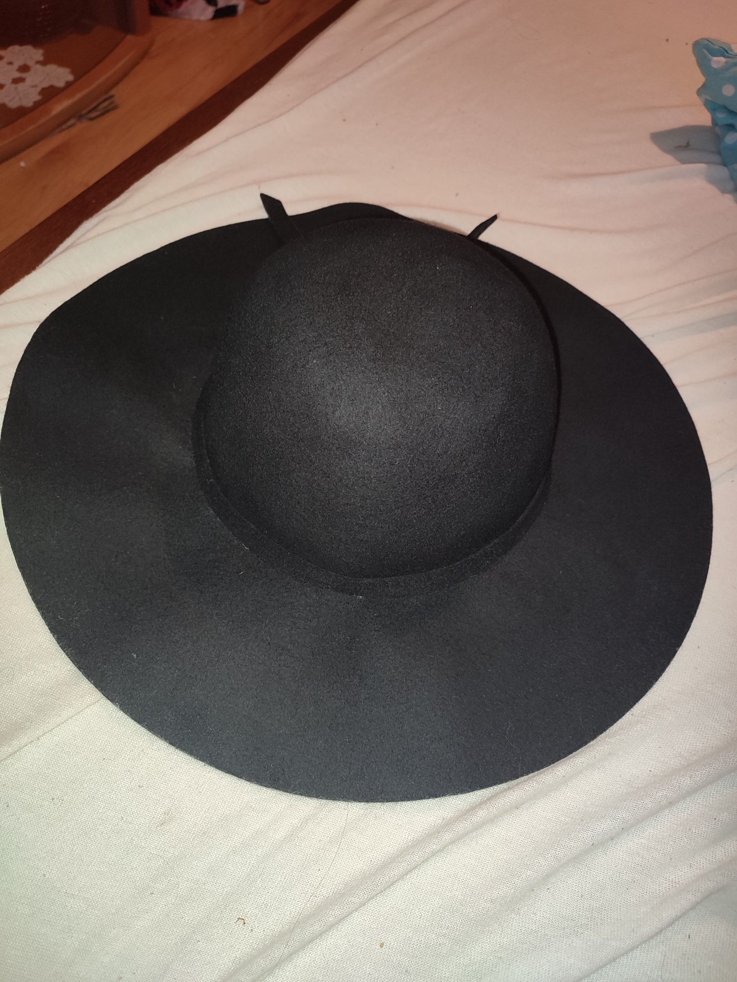 Czarny kapelusz wełniany