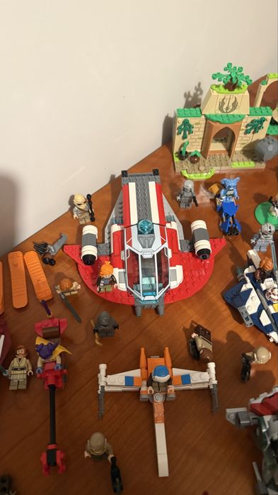 Set de legos star wars cerca de 70/80 figuras e cerca de 20 conjuntos