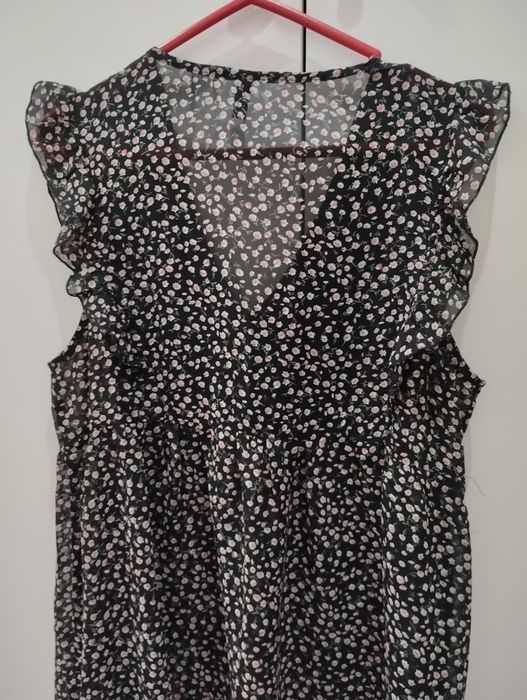 Blusa com folhos super fresca. Preta rosa e branca.