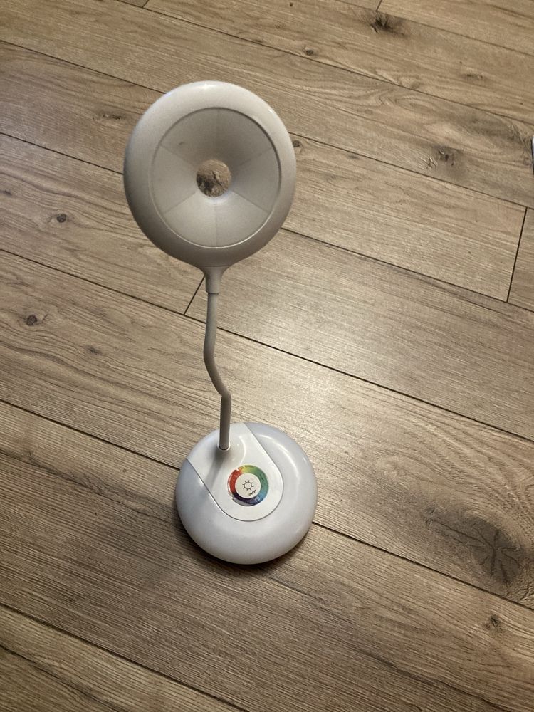 Mała lampka led na biurko na baterie