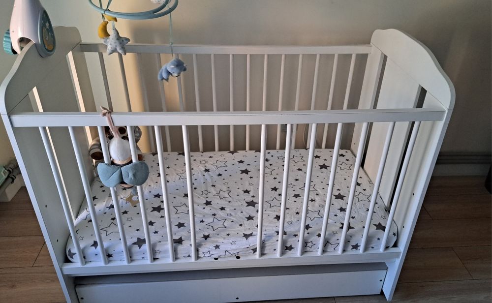 Łóżeczko dziecięce z regulowaną wysokością + nowy materac