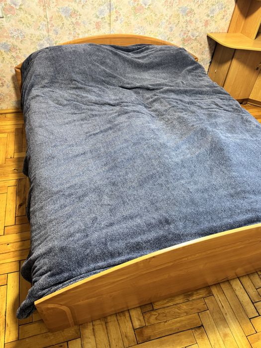 Двоспальне ліжко з нішами для зберігання