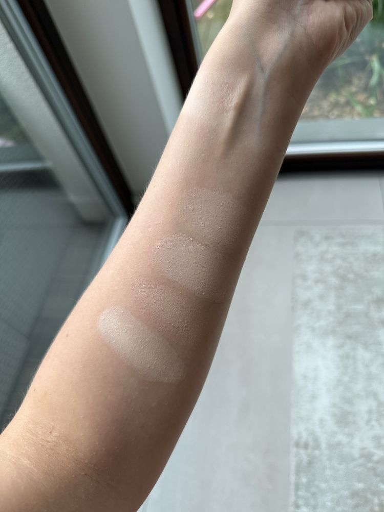 Podkłady Givenchy Prisme Libre Skin-Caring Glow