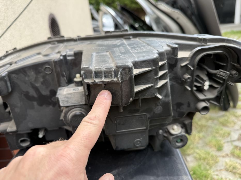 Volvo XC 90 lampa prawa full led active high beam OE 32228