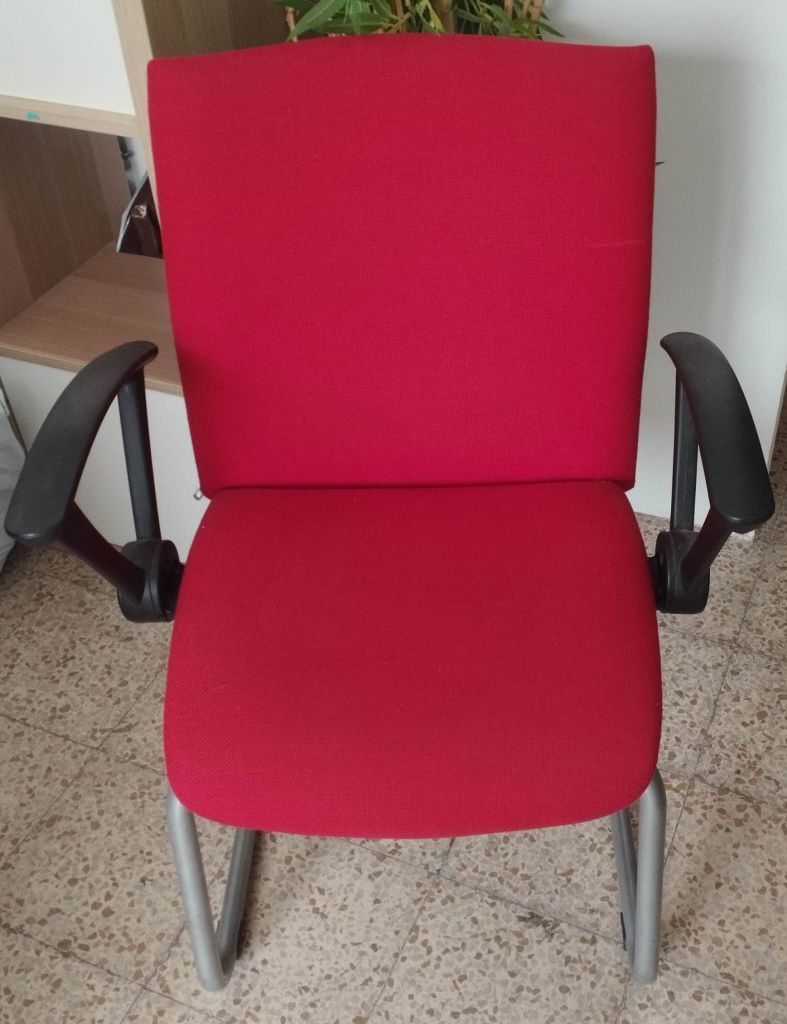 Cadeira em tecido vermelho