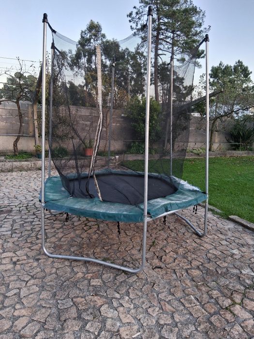 Trampolim em bom estado