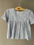 Blusa com pormenores bordados, azul às riscas brancas