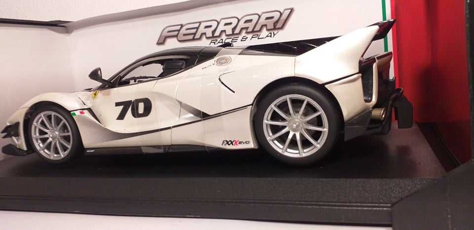 1/18 Ferrari FXX EVO #70 - Burago R&P