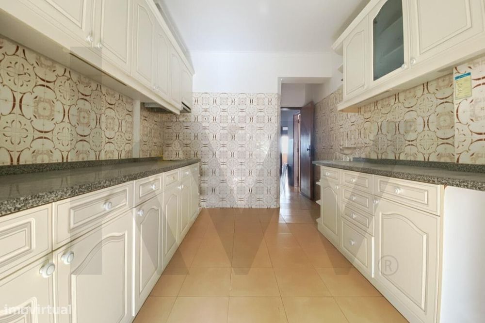 Apartamento T2 com Terraço para Arrendar no centro de Mem Martins