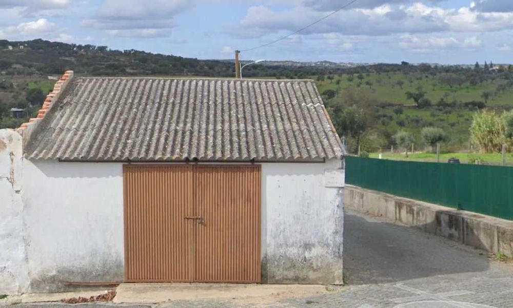 Casa Para Garagem e Arrumos