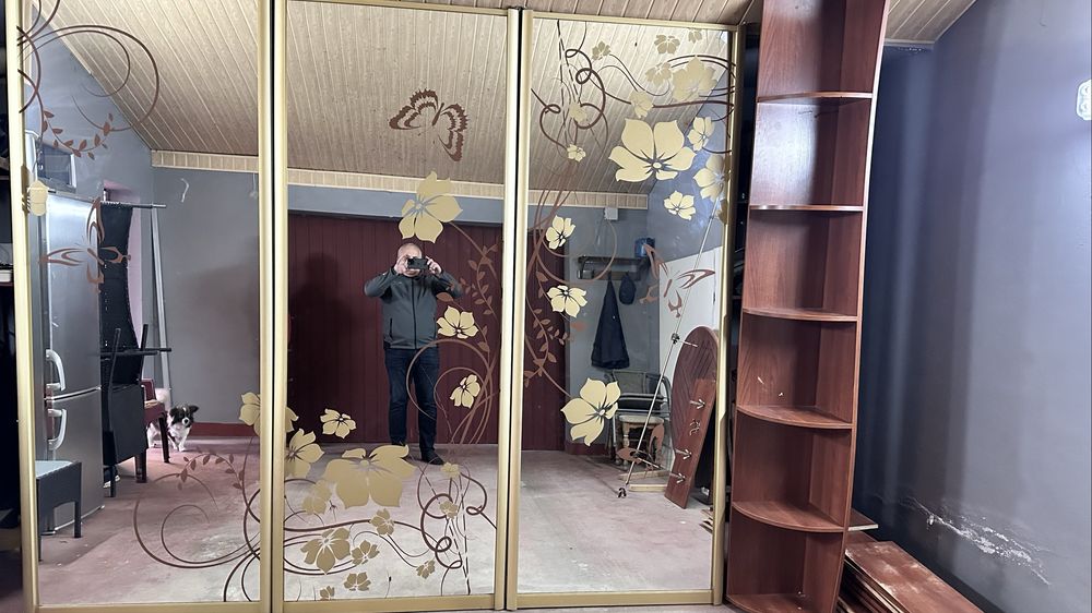 Шафа-купе до передпокою. Три розсувні дзеркальні частини . Шир. 3,35 м