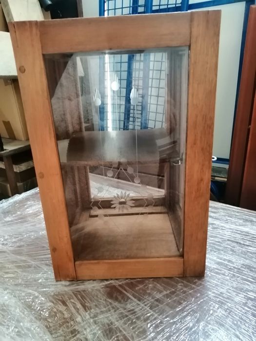 Móvel Vitine muito antigo