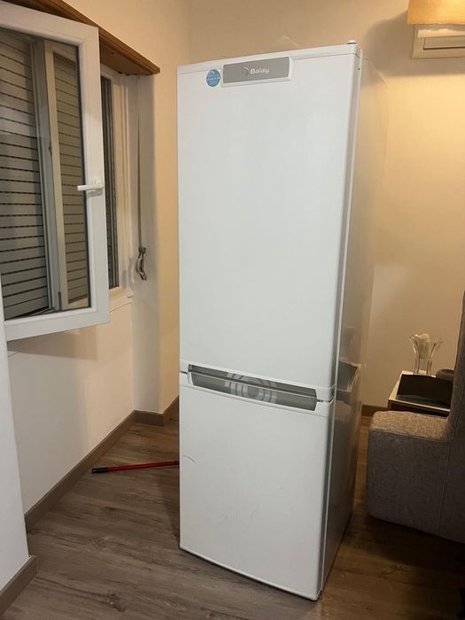 Frigorífico, ar condicionado e microondas