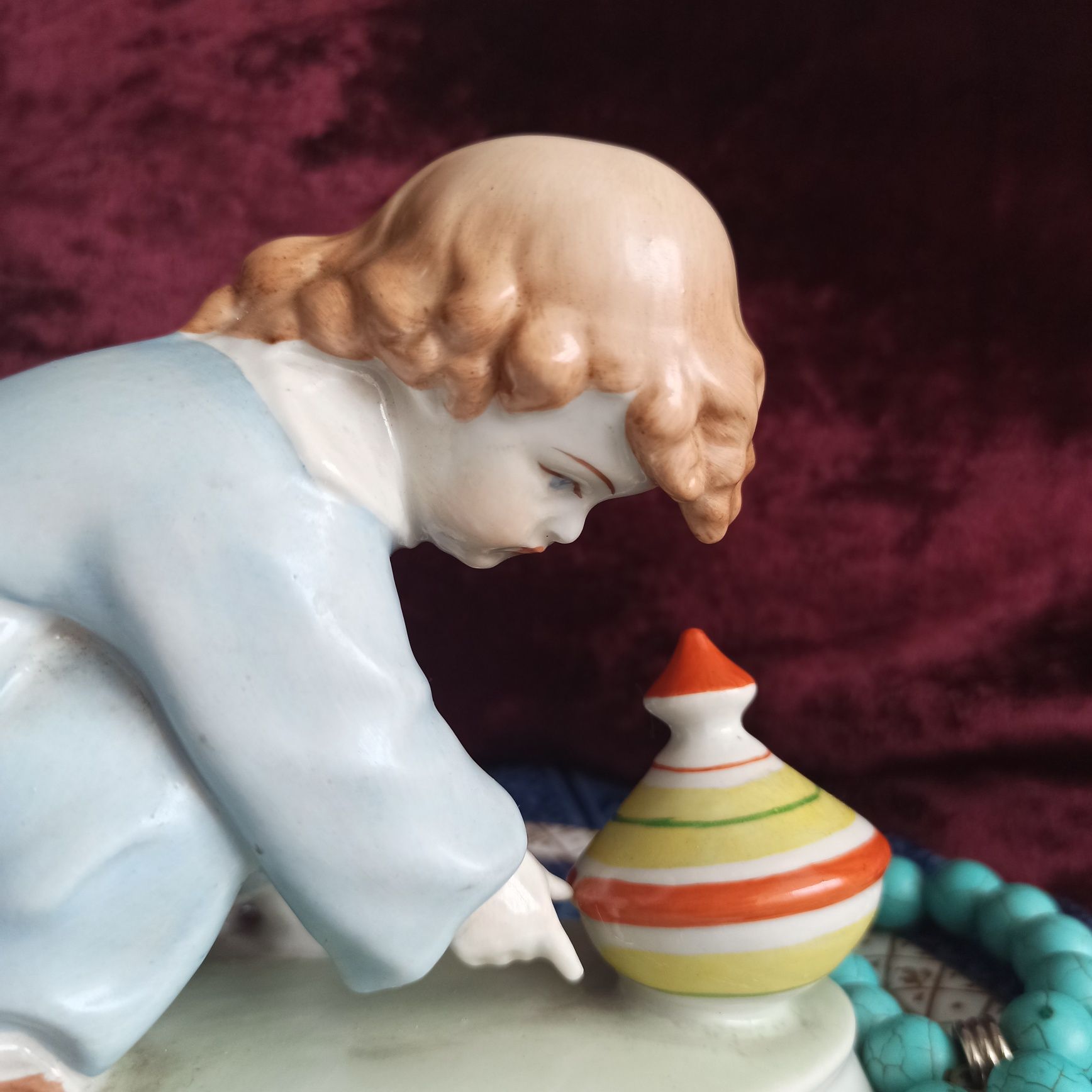 Figurka porcelanowa dziecko z bączkiem Zsolnay A. Sinko vintage