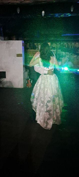 Весільна сукня або, як варіант,  випускна