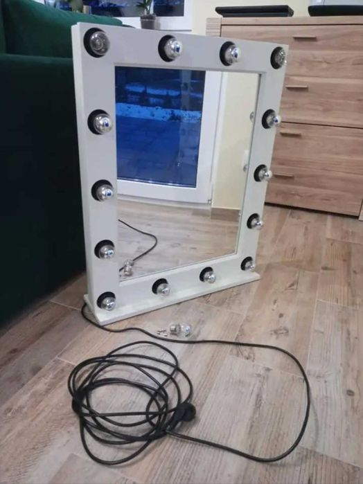 Lustro do makijażu makeupu wizażu z żarówkami