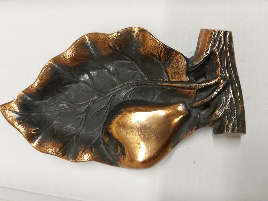 Stara popielniczka mosiężna owoc gruszy