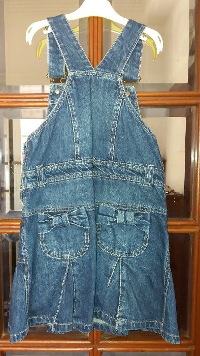 Vestido de ganga com suspensórios de menina tamanho de 8 anos