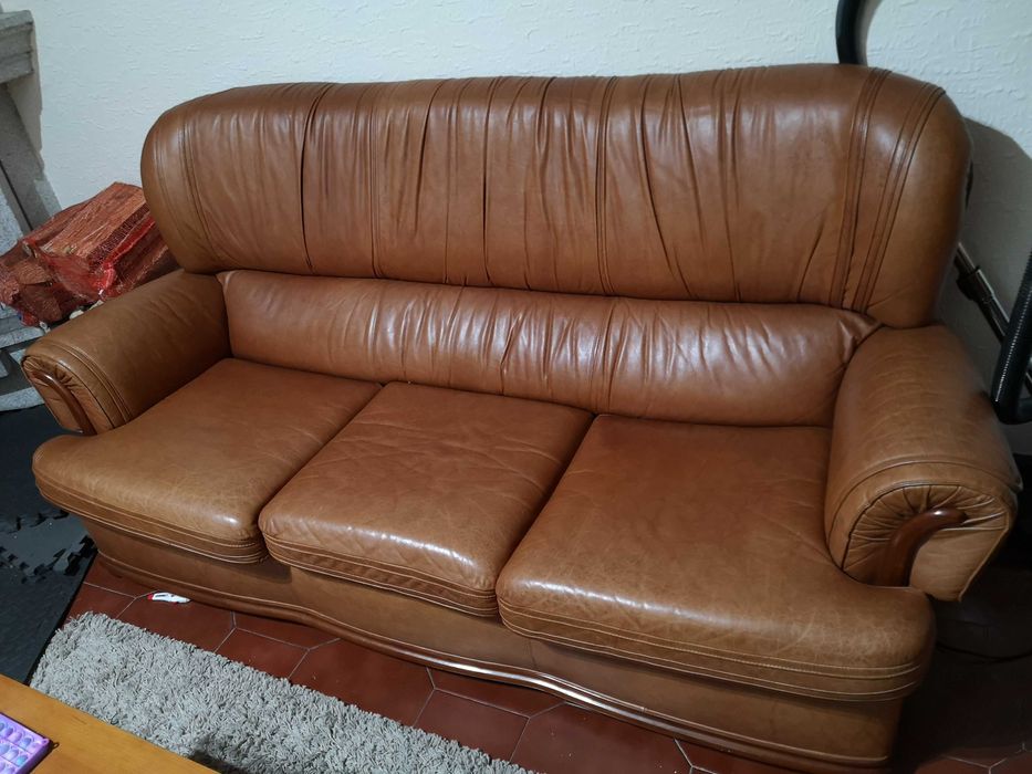 Vendo sofá, cama em pele como novo