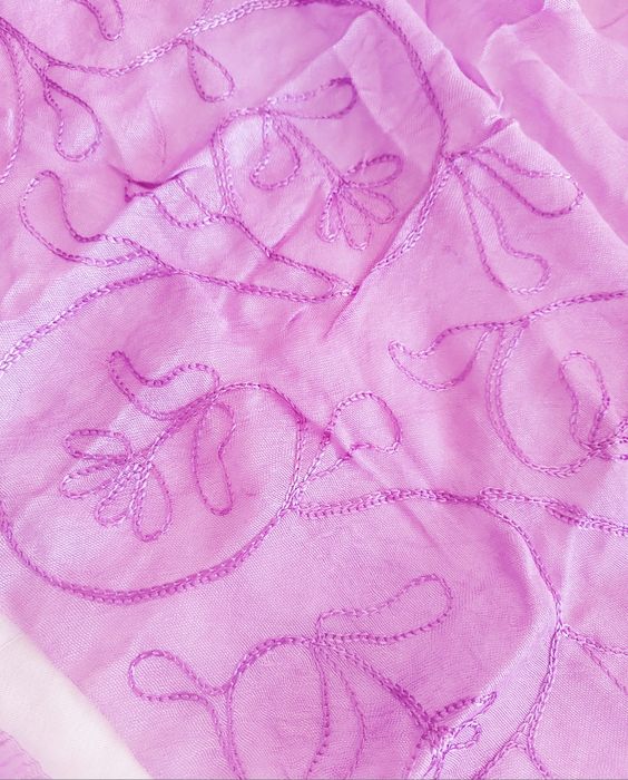 Echarpe lilás bordada | NOVA