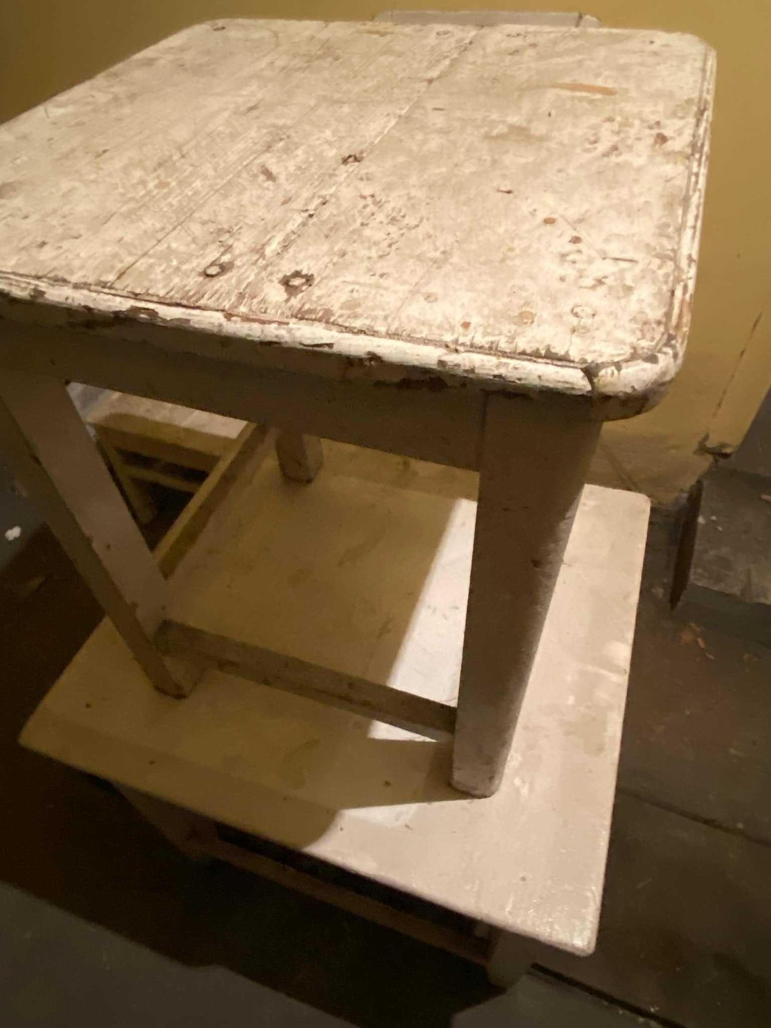 zestaw drewniany stolik i krzesło starodawne