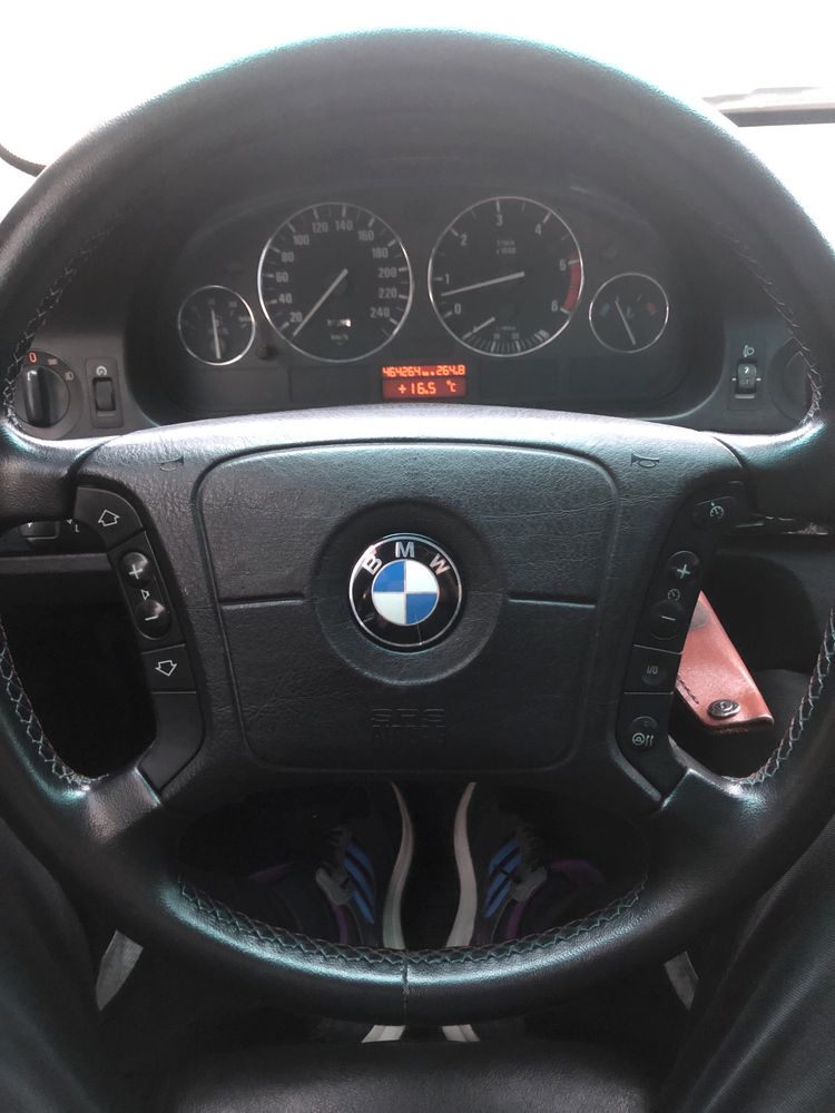 Автомобіль БМВ BMW E39 525