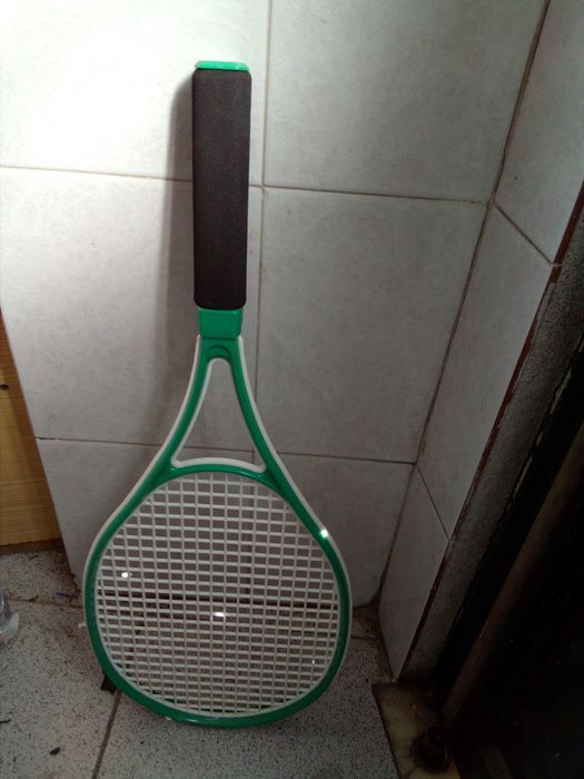 Raquete de ténis em Plástico como nova
