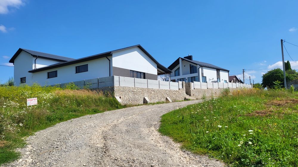 Продається ділянка на 2 заїзди