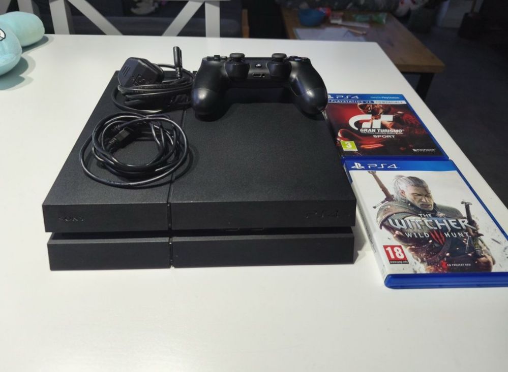 Ps4 500gb slim+pad z ladowarka+ 2 gry