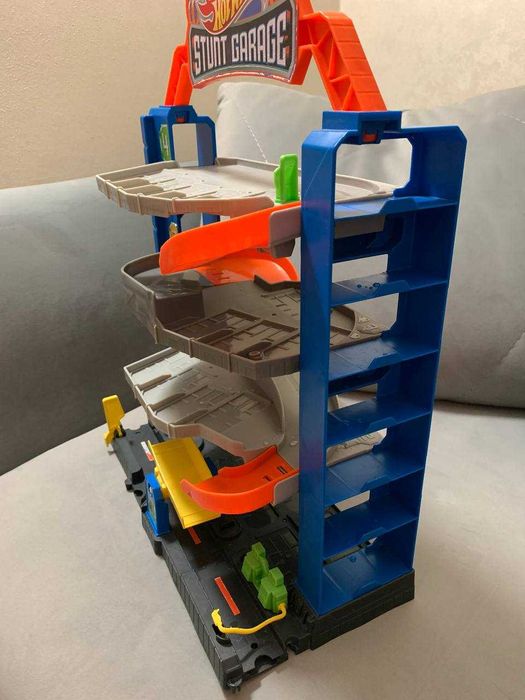 Трек Ігровий набір Hot Wheels Гараж для трюків (GNL70)