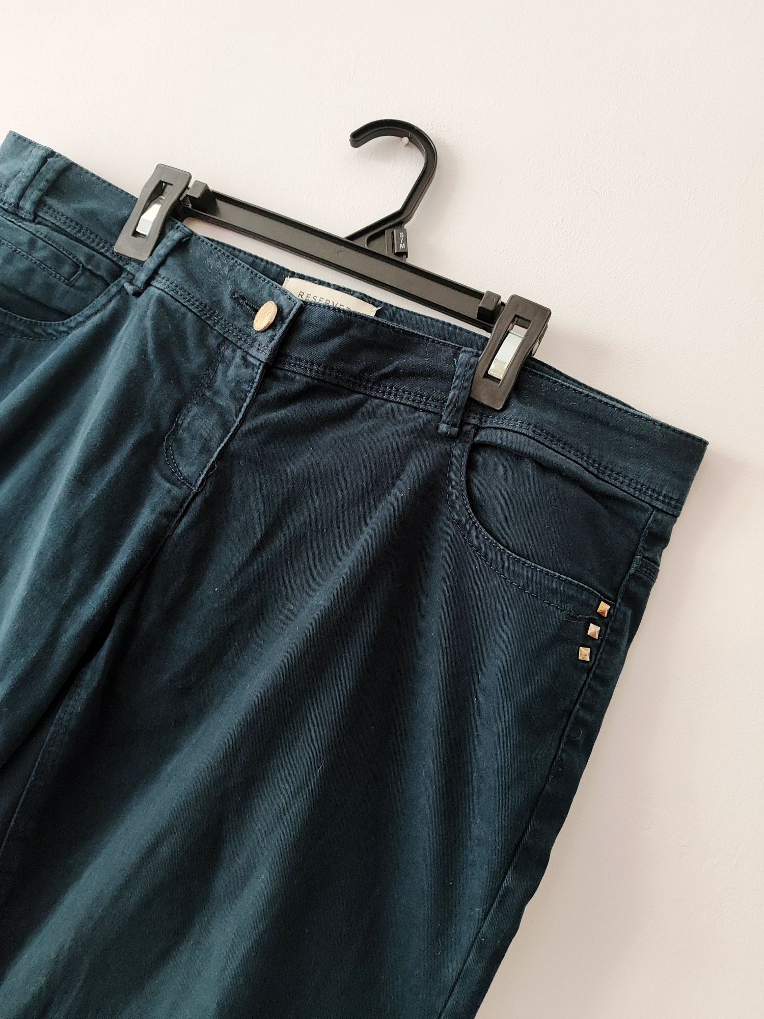 granatowe jeansy damskie skinny Reserved